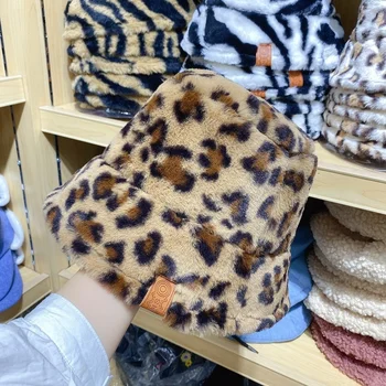 Зимние леопардовые фирменные плюшевые шапки-ведра из искусственного меха с буквенным принтом для женщин, уличная теплая шапка, мягкая бархатная кепка рыбака, женская мода